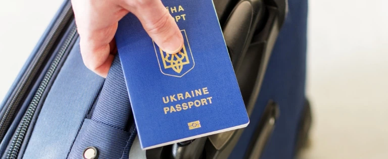 trzymanie niebieskiego paszportu